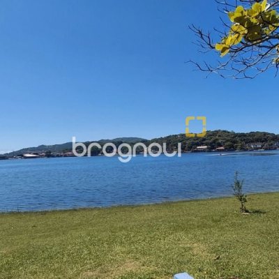 Casa com 227m², 4 quartos (sendo 1 suíte), 2 garagens, no bairro Lagoa da Conceição em Florianópolis