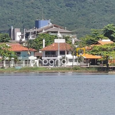 Casa com 227m², 4 quartos (sendo 1 suíte), 2 garagens, no bairro Lagoa da Conceição em Florianópolis