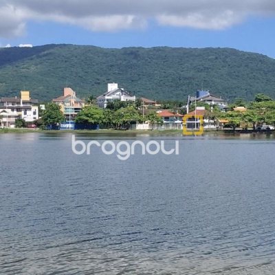 Casa com 227m², 4 quartos (sendo 1 suíte), 2 garagens, no bairro Lagoa da Conceição em Florianópolis