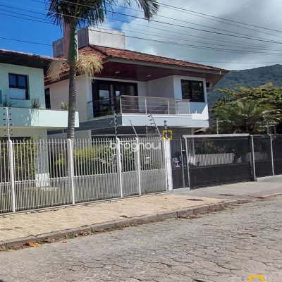 Casa com 227m², 4 quartos (sendo 1 suíte), 2 garagens, no bairro Lagoa da Conceição em Florianópolis