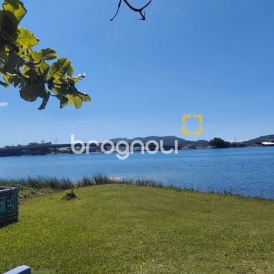 Casa com 227m², 4 quartos (sendo 1 suíte), 2 garagens, no bairro Lagoa da Conceição em Florianópolis