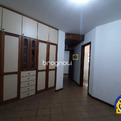 Casa com 227m², 4 quartos (sendo 1 suíte), 2 garagens, no bairro Lagoa da Conceição em Florianópolis