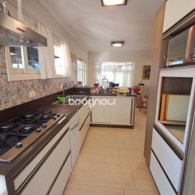 Casa de Condomínio com 277m², 3 quartos (sendo 2 suítes), 3 garagens, no bairro Cachoeira do Bom Jesus em Florianópolis