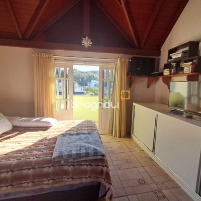 Casa de Condomínio com 277m², 3 quartos (sendo 2 suítes), 3 garagens, no bairro Cachoeira do Bom Jesus em Florianópolis