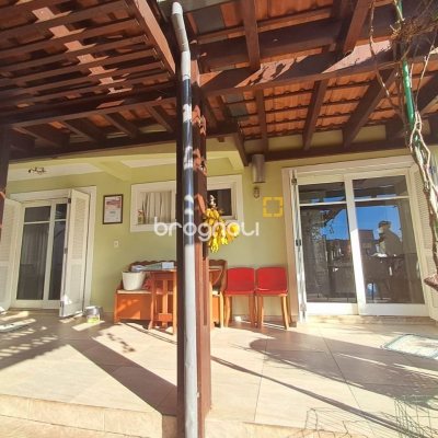Casa de Condomínio com 277m², 3 quartos (sendo 2 suítes), 3 garagens, no bairro Cachoeira do Bom Jesus em Florianópolis