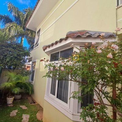 Casa de Condomínio com 277m², 3 quartos (sendo 2 suítes), 3 garagens, no bairro Cachoeira do Bom Jesus em Florianópolis