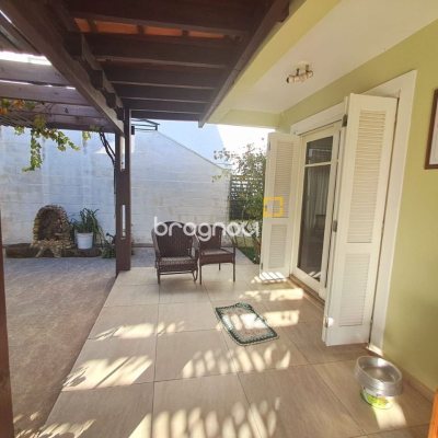 Casa de Condomínio com 277m², 3 quartos (sendo 2 suítes), 3 garagens, no bairro Cachoeira do Bom Jesus em Florianópolis