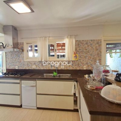 Casa de Condomínio com 277m², 3 quartos (sendo 2 suítes), 3 garagens, no bairro Cachoeira do Bom Jesus em Florianópolis