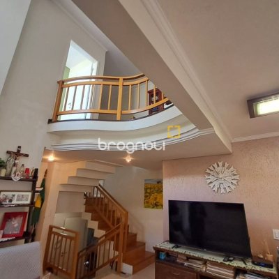 Casa de Condomínio com 277m², 3 quartos (sendo 2 suítes), 3 garagens, no bairro Cachoeira do Bom Jesus em Florianópolis