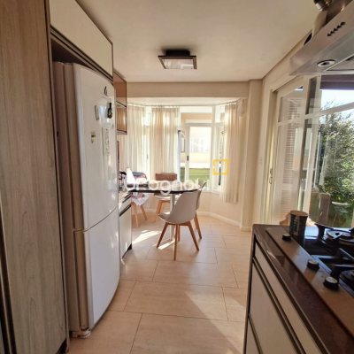 Casa de Condomínio com 277m², 3 quartos (sendo 2 suítes), 3 garagens, no bairro Cachoeira do Bom Jesus em Florianópolis