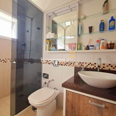 Casa de Condomínio com 277m², 3 quartos (sendo 2 suítes), 3 garagens, no bairro Cachoeira do Bom Jesus em Florianópolis