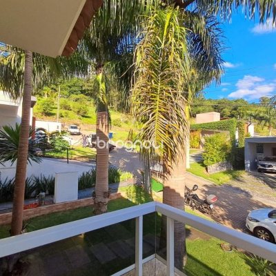 Casa de Condomínio com 277m², 3 quartos (sendo 2 suítes), 3 garagens, no bairro Cachoeira do Bom Jesus em Florianópolis