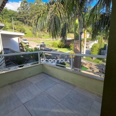 Casa de Condomínio com 277m², 3 quartos (sendo 2 suítes), 3 garagens, no bairro Cachoeira do Bom Jesus em Florianópolis