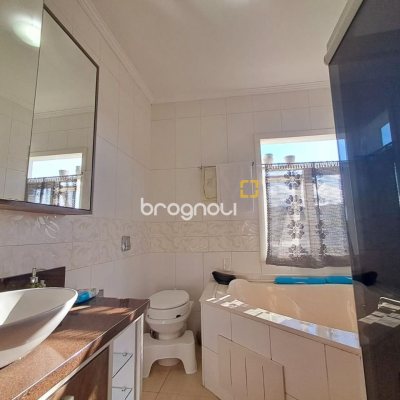 Casa de Condomínio com 277m², 3 quartos (sendo 2 suítes), 3 garagens, no bairro Cachoeira do Bom Jesus em Florianópolis