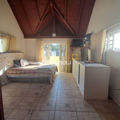 Casa de Condomínio com 277m², 3 quartos (sendo 2 suítes), 3 garagens, no bairro Cachoeira do Bom Jesus em Florianópolis