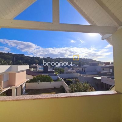 Casa de Condomínio com 277m², 3 quartos (sendo 2 suítes), 3 garagens, no bairro Cachoeira do Bom Jesus em Florianópolis