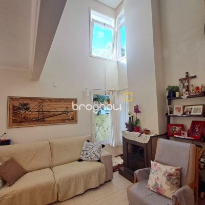 Casa de Condomínio com 277m², 3 quartos (sendo 2 suítes), 3 garagens, no bairro Cachoeira do Bom Jesus em Florianópolis