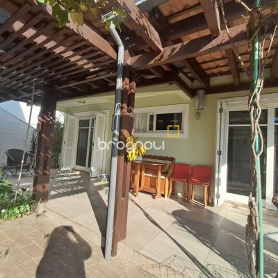 Casa de Condomínio com 277m², 3 quartos (sendo 2 suítes), 3 garagens, no bairro Cachoeira do Bom Jesus em Florianópolis