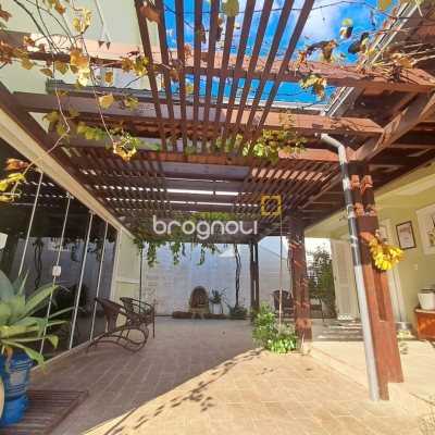 Casa de Condomínio com 277m², 3 quartos (sendo 2 suítes), 3 garagens, no bairro Cachoeira do Bom Jesus em Florianópolis