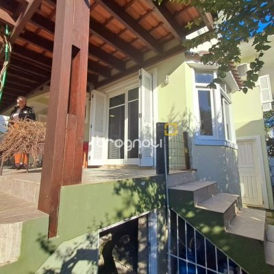 Casa de Condomínio com 277m², 3 quartos (sendo 2 suítes), 3 garagens, no bairro Cachoeira do Bom Jesus em Florianópolis