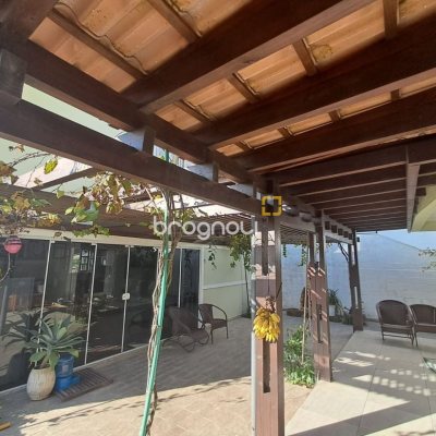 Casa de Condomínio com 277m², 3 quartos (sendo 2 suítes), 3 garagens, no bairro Cachoeira do Bom Jesus em Florianópolis