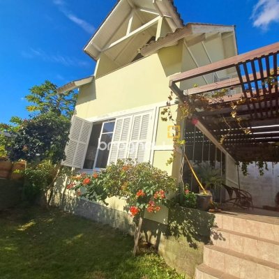 Casa de Condomínio com 277m², 3 quartos (sendo 2 suítes), 3 garagens, no bairro Cachoeira do Bom Jesus em Florianópolis