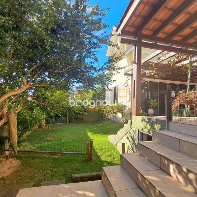 Casa de Condomínio com 277m², 3 quartos (sendo 2 suítes), 3 garagens, no bairro Cachoeira do Bom Jesus em Florianópolis