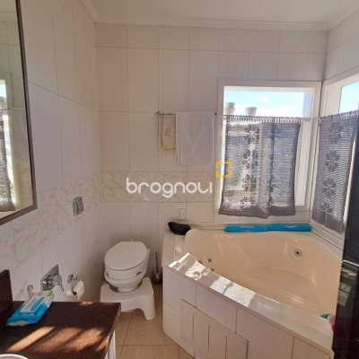 Casa de Condomínio com 277m², 3 quartos (sendo 2 suítes), 3 garagens, no bairro Cachoeira do Bom Jesus em Florianópolis