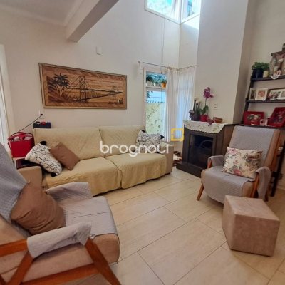 Casa de Condomínio com 277m², 3 quartos (sendo 2 suítes), 3 garagens, no bairro Cachoeira do Bom Jesus em Florianópolis