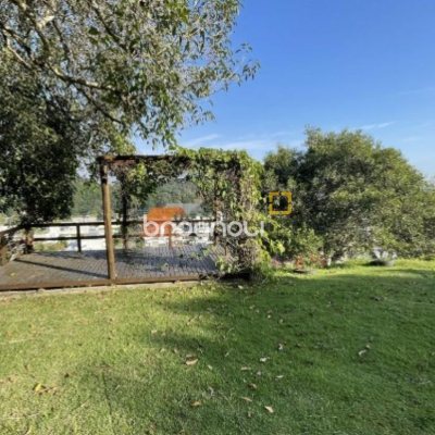 Casa de Condomínio com 277m², 3 quartos (sendo 2 suítes), 3 garagens, no bairro Cachoeira do Bom Jesus em Florianópolis