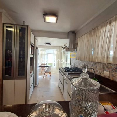 Casa de Condomínio com 277m², 3 quartos (sendo 2 suítes), 3 garagens, no bairro Cachoeira do Bom Jesus em Florianópolis
