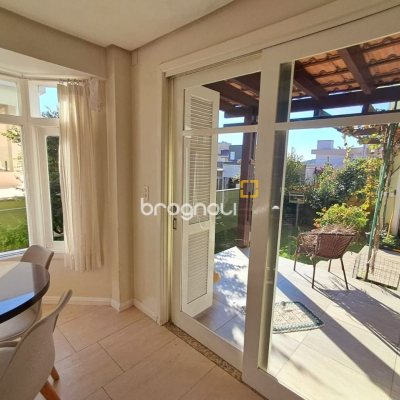 Casa de Condomínio com 277m², 3 quartos (sendo 2 suítes), 3 garagens, no bairro Cachoeira do Bom Jesus em Florianópolis