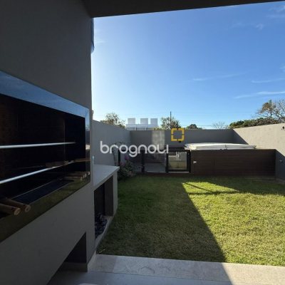 Casa com 127m², 3 quartos (sendo 1 suíte), 2 garagens, no bairro Cachoeira do Bom Jesus em Florianópolis