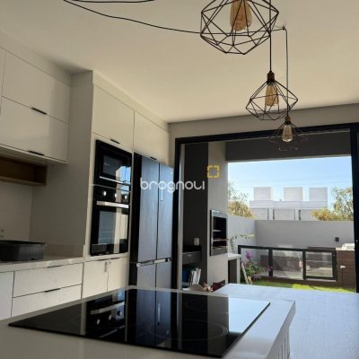 Casa com 127m², 3 quartos (sendo 1 suíte), 2 garagens, no bairro Cachoeira do Bom Jesus em Florianópolis