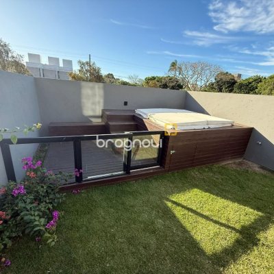 Casa com 127m², 3 quartos (sendo 1 suíte), 2 garagens, no bairro Cachoeira do Bom Jesus em Florianópolis
