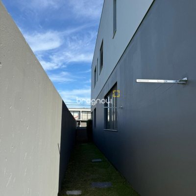 Casa com 127m², 3 quartos (sendo 1 suíte), 2 garagens, no bairro Cachoeira do Bom Jesus em Florianópolis
