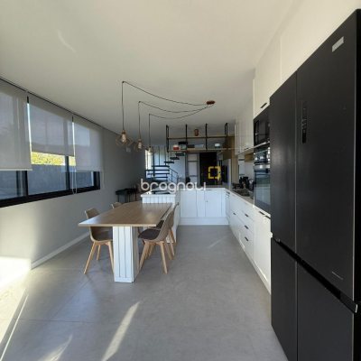 Casa com 127m², 3 quartos (sendo 1 suíte), 2 garagens, no bairro Cachoeira do Bom Jesus em Florianópolis
