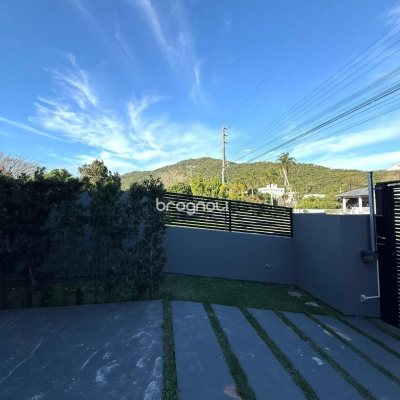Casa com 127m², 3 quartos (sendo 1 suíte), 2 garagens, no bairro Cachoeira do Bom Jesus em Florianópolis