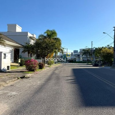 Casa com 127m², 3 quartos (sendo 1 suíte), 2 garagens, no bairro Cachoeira do Bom Jesus em Florianópolis