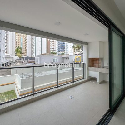 Apartamento com 107m², 3 quartos (sendo 1 suíte), 2 garagens, no bairro Centro em Florianópolis