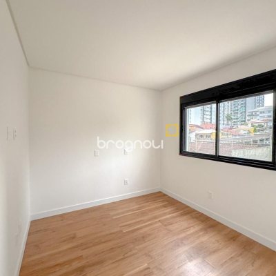 Apartamento com 107m², 3 quartos (sendo 1 suíte), 2 garagens, no bairro Centro em Florianópolis
