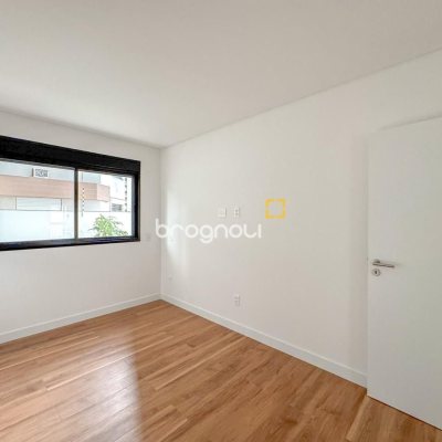 Apartamento com 107m², 3 quartos (sendo 1 suíte), 2 garagens, no bairro Centro em Florianópolis