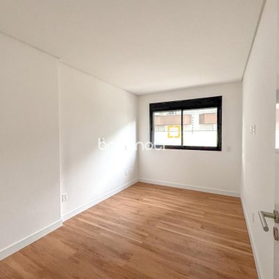 Apartamento com 107m², 3 quartos (sendo 1 suíte), 2 garagens, no bairro Centro em Florianópolis