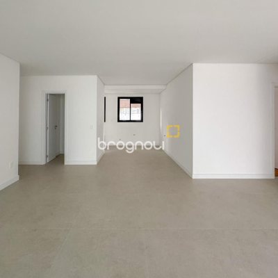 Apartamento com 107m², 3 quartos (sendo 1 suíte), 2 garagens, no bairro Centro em Florianópolis