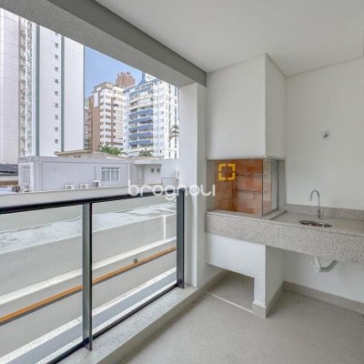 Apartamento com 107m², 3 quartos (sendo 1 suíte), 2 garagens, no bairro Centro em Florianópolis