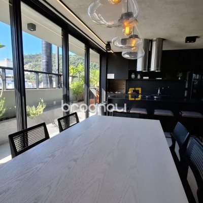 Apartamento com 107m², 3 quartos (sendo 1 suíte), 2 garagens, no bairro Centro em Florianópolis