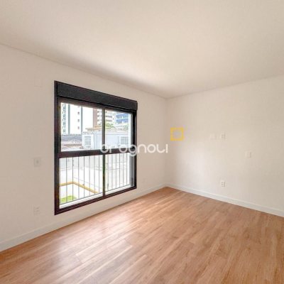 Apartamento com 107m², 3 quartos (sendo 1 suíte), 2 garagens, no bairro Centro em Florianópolis