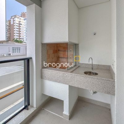 Apartamento com 107m², 3 quartos (sendo 1 suíte), 2 garagens, no bairro Centro em Florianópolis