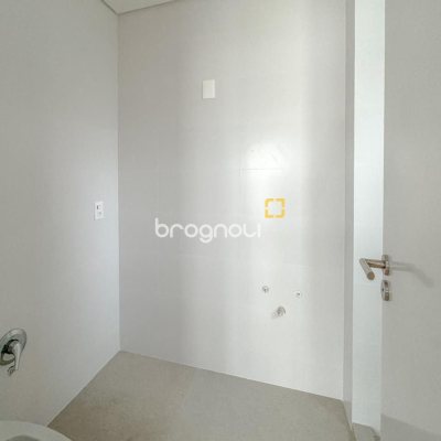 Apartamento com 107m², 3 quartos (sendo 1 suíte), 2 garagens, no bairro Centro em Florianópolis