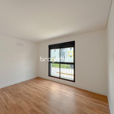 Apartamento com 107m², 3 quartos (sendo 1 suíte), 2 garagens, no bairro Centro em Florianópolis